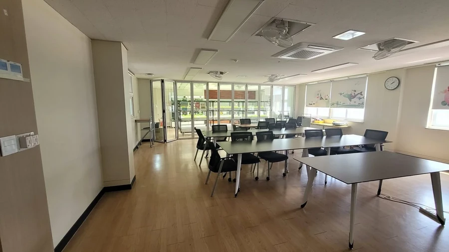 학교 교육공간 창가에 설치된 AI스마트가든 재배 랙 전경
