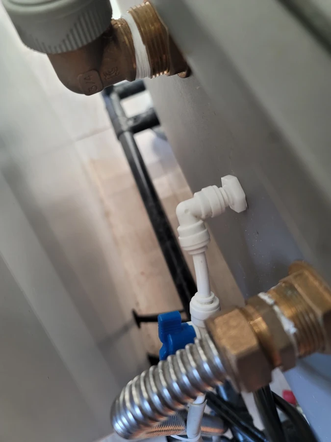AI스마트가든 수경재배 배관과 밸브 센서 연결부 클로즈업