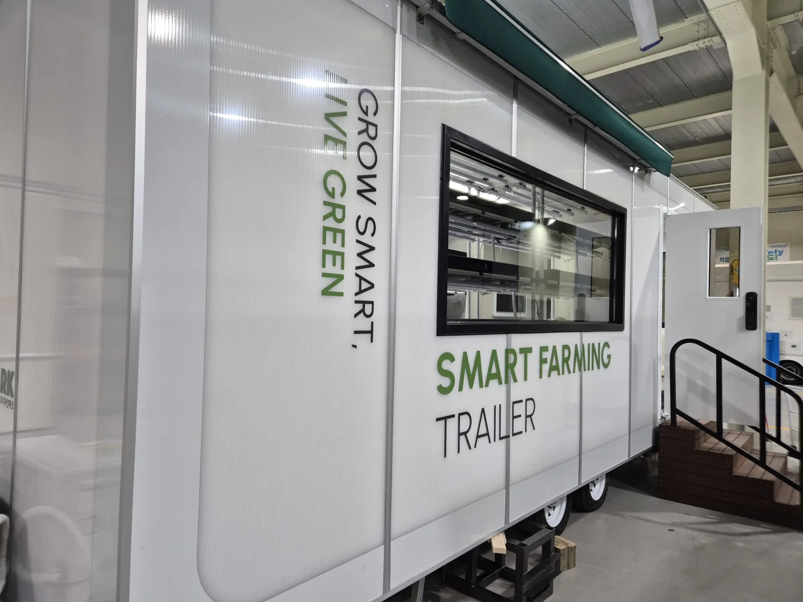 김포 디자인파크 카라반 이동식 스마트가든 SMART FARMING TRAILER 문구가 붙은 측면