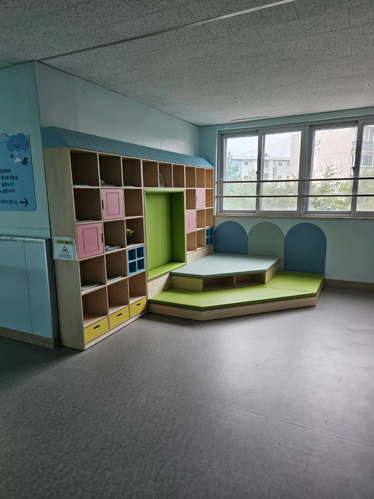 천안 성정초등학교 스마트가든 휴게공간 아이들이 쉬는 계단형 좌석과 사물함 공간